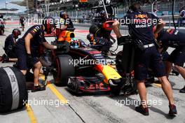 Daniel Ricciardo (AUS) Red Bull Racing RB13 practices a pit stop.                                30.09.2017. Formula 1 World Championship, Rd 15, Malaysian Grand Prix, Sepang, Malaysia, Saturday.