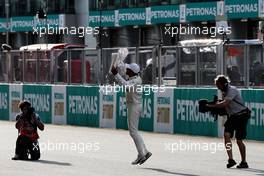 Lewis Hamilton (GBR) Mercedes AMG F1 celebrates his pole position in qualifying parc ferme. 30.09.2017. Formula 1 World Championship, Rd 15, Malaysian Grand Prix, Sepang, Malaysia, Saturday.