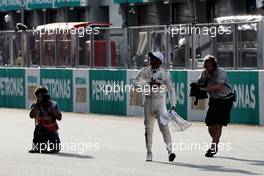 Lewis Hamilton (GBR) Mercedes AMG F1 celebrates his pole position in qualifying parc ferme. 30.09.2017. Formula 1 World Championship, Rd 15, Malaysian Grand Prix, Sepang, Malaysia, Saturday.