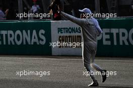 Lewis Hamilton (GBR) Mercedes AMG F1 celebrates his pole position in qualifying parc ferme. 30.09.2017. Formula 1 World Championship, Rd 15, Malaysian Grand Prix, Sepang, Malaysia, Saturday.