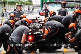 Stoffel Vandoorne (BEL) McLaren MCL32 practices a pit stop.