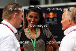 (L to R): Jos Verstappen (NLD) with his girlfriend Amanda Sodre (BRA) and Johnny Herbert (GBR) Sky Sports F1 Presenter. 30.09.2017. Formula 1 World Championship, Rd 15, Malaysian Grand Prix, Sepang, Malaysia, Saturday.