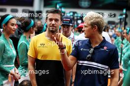 (L to R): Jolyon Palmer (GBR) Renault Sport F1 Team with Marcus Ericsson (SWE) Sauber F1 Team on the drivers parade. 01.10.2017. Formula 1 World Championship, Rd 15, Malaysian Grand Prix, Sepang, Malaysia, Sunday.