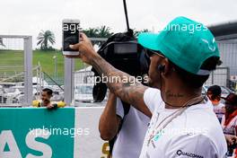 Lewis Hamilton (GBR) Mercedes AMG F1 on the drivers parade.                                01.10.2017. Formula 1 World Championship, Rd 15, Malaysian Grand Prix, Sepang, Malaysia, Sunday.