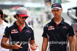 (L to R): Carlos Sainz Jr (ESP) Scuderia Toro Rosso with Sean Gelael (IDN) Scuderia Toro Rosso Test Driver. 28.09.2017. Formula 1 World Championship, Rd 15, Malaysian Grand Prix, Sepang, Malaysia, Thursday.