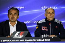 (L to R): Katsuhide Moriyama (JPN) Honda Chief Officer, Brand and Communication Operations with Franz Tost (AUT) Scuderia Toro Rosso Team Principal in the FIA Press Conference. 15.09.2017. Formula 1 World Championship, Rd 14, Singapore Grand Prix, Marina Bay Street Circuit, Singapore, Practice Day.