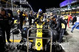 Jolyon Palmer (GBR) Renault Sport F1 Team RS17 on the grid. 17.09.2017. Formula 1 World Championship, Rd 14, Singapore Grand Prix, Marina Bay Street Circuit, Singapore, Race Day.