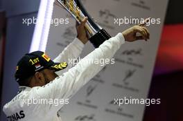 Race winner Lewis Hamilton (GBR) Mercedes AMG F1 celebrates on the podium. 17.09.2017. Formula 1 World Championship, Rd 14, Singapore Grand Prix, Marina Bay Street Circuit, Singapore, Race Day.