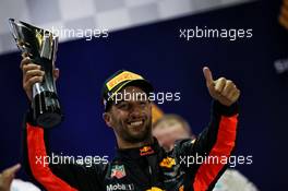 Daniel Ricciardo (AUS) Red Bull Racing celebrates his second position on the podium. 17.09.2017. Formula 1 World Championship, Rd 14, Singapore Grand Prix, Marina Bay Street Circuit, Singapore, Race Day.