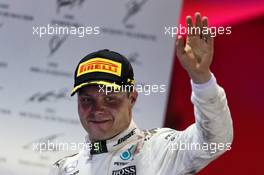 Valtteri Bottas (FIN) Mercedes AMG F1 celebrates his third position on the podium. 17.09.2017. Formula 1 World Championship, Rd 14, Singapore Grand Prix, Marina Bay Street Circuit, Singapore, Race Day.