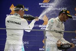 Valtteri Bottas (FIN) Mercedes AMG F1 and Lewis Hamilton (GBR) Mercedes AMG F1. 17.09.2017. Formula 1 World Championship, Rd 14, Singapore Grand Prix, Marina Bay Street Circuit, Singapore, Race Day.