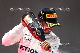 Race winner Lewis Hamilton (GBR) Mercedes AMG F1 celebrates on the podium. 17.09.2017. Formula 1 World Championship, Rd 14, Singapore Grand Prix, Marina Bay Street Circuit, Singapore, Race Day.