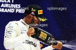 Race winner Lewis Hamilton (GBR) Mercedes AMG F1 celebrates on the podium. 17.09.2017. Formula 1 World Championship, Rd 14, Singapore Grand Prix, Marina Bay Street Circuit, Singapore, Race Day.