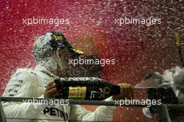 Race winner Lewis Hamilton (GBR) Mercedes AMG F1 celebrates on the podium. 17.09.2017. Formula 1 World Championship, Rd 14, Singapore Grand Prix, Marina Bay Street Circuit, Singapore, Race Day.