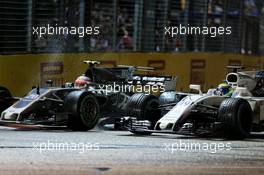 (L to R): Kevin Magnussen (DEN) Haas VF-17 and Felipe Massa (BRA) Williams FW40 battle for position. 17.09.2017. Formula 1 World Championship, Rd 14, Singapore Grand Prix, Marina Bay Street Circuit, Singapore, Race Day.