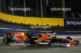 Kimi Raikkonen (FIN) Ferrari SF70H, Max Verstappen (NLD) Red Bull Racing RB13, and Fernando Alonso (ESP) McLaren MCL32, crash at the start of the race. 17.09.2017. Formula 1 World Championship, Rd 14, Singapore Grand Prix, Marina Bay Street Circuit, Singapore, Race Day.