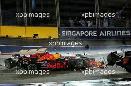 Kimi Raikkonen (FIN) Ferrari SF70H, Max Verstappen (NLD) Red Bull Racing RB13, and Fernando Alonso (ESP) McLaren MCL32, crash at the start of the race. 17.09.2017. Formula 1 World Championship, Rd 14, Singapore Grand Prix, Marina Bay Street Circuit, Singapore, Race Day.