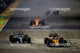 Jolyon Palmer (GBR) Renault Sport F1 Team RS17 and Valtteri Bottas (FIN) Mercedes AMG F1 W08 battle for position. 17.09.2017. Formula 1 World Championship, Rd 14, Singapore Grand Prix, Marina Bay Street Circuit, Singapore, Race Day.