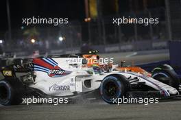 Felipe Massa (BRA) Williams FW40 and Stoffel Vandoorne (BEL) McLaren MCL32. 17.09.2017. Formula 1 World Championship, Rd 14, Singapore Grand Prix, Marina Bay Street Circuit, Singapore, Race Day.