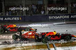 Kimi Raikkonen (FIN) Ferrari SF70H and Max Verstappen (NLD) Red Bull Racing RB13 crash at the start of the race. 17.09.2017. Formula 1 World Championship, Rd 14, Singapore Grand Prix, Marina Bay Street Circuit, Singapore, Race Day.