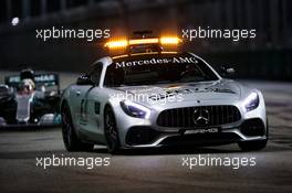 Lewis Hamilton (GBR) Mercedes AMG F1 W08 leads behind the FIA Safety Car. 17.09.2017. Formula 1 World Championship, Rd 14, Singapore Grand Prix, Marina Bay Street Circuit, Singapore, Race Day.