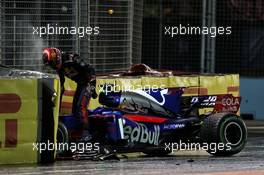 Daniil Kvyat (RUS) Scuderia Toro Rosso STR12 crashed out of the race. 17.09.2017. Formula 1 World Championship, Rd 14, Singapore Grand Prix, Marina Bay Street Circuit, Singapore, Race Day.