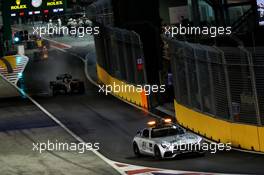 Lewis Hamilton (GBR) Mercedes AMG F1 W08 leads behind the FIA Safety Car. 17.09.2017. Formula 1 World Championship, Rd 14, Singapore Grand Prix, Marina Bay Street Circuit, Singapore, Race Day.