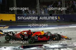 Kimi Raikkonen (FIN) Ferrari SF70H and Max Verstappen (NLD) Red Bull Racing RB13 crash at the start of the race. 17.09.2017. Formula 1 World Championship, Rd 14, Singapore Grand Prix, Marina Bay Street Circuit, Singapore, Race Day.