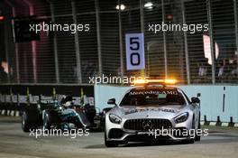 Lewis Hamilton (GBR) Mercedes AMG F1 W08 leads behind the FIA Safety Car. 17.09.2017. Formula 1 World Championship, Rd 14, Singapore Grand Prix, Marina Bay Street Circuit, Singapore, Race Day.