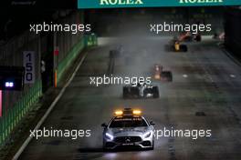 Lewis Hamilton (GBR) Mercedes AMG F1 W08 leads behind the FIA Safety Car. 17.09.2017. Formula 1 World Championship, Rd 14, Singapore Grand Prix, Marina Bay Street Circuit, Singapore, Race Day.