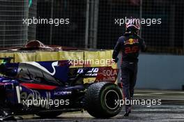 Daniil Kvyat (RUS) Scuderia Toro Rosso STR12 crashed out of the race. 17.09.2017. Formula 1 World Championship, Rd 14, Singapore Grand Prix, Marina Bay Street Circuit, Singapore, Race Day.