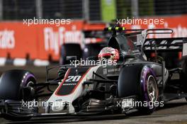 Kevin Magnussen (DEN) Haas VF-17. 17.09.2017. Formula 1 World Championship, Rd 14, Singapore Grand Prix, Marina Bay Street Circuit, Singapore, Race Day.