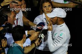 Lewis Hamilton (GBR) Mercedes AMG F1 with the media. 16.09.2017. Formula 1 World Championship, Rd 14, Singapore Grand Prix, Marina Bay Street Circuit, Singapore, Qualifying Day.