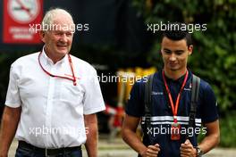 (L to R): Dr Helmut Marko (AUT) Red Bull Motorsport Consultant with Pascal Wehrlein (GER) Sauber F1 Team. 16.09.2017. Formula 1 World Championship, Rd 14, Singapore Grand Prix, Marina Bay Street Circuit, Singapore, Qualifying Day.