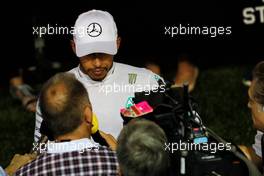 Lewis Hamilton (GBR) Mercedes AMG F1 with the media. 16.09.2017. Formula 1 World Championship, Rd 14, Singapore Grand Prix, Marina Bay Street Circuit, Singapore, Qualifying Day.