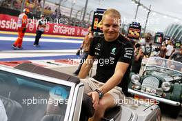 Valtteri Bottas (FIN) Mercedes AMG F1 on the drivers parade. 17.09.2017. Formula 1 World Championship, Rd 14, Singapore Grand Prix, Marina Bay Street Circuit, Singapore, Race Day.