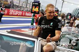 Valtteri Bottas (FIN) Mercedes AMG F1 on the drivers parade. 17.09.2017. Formula 1 World Championship, Rd 14, Singapore Grand Prix, Marina Bay Street Circuit, Singapore, Race Day.