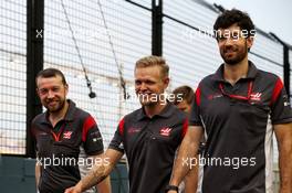 Kevin Magnussen (DEN) Haas F1 Team walks the circuit with the team. 14.09.2017. Formula 1 World Championship, Rd 14, Singapore Grand Prix, Marina Bay Street Circuit, Singapore, Preparation Day.