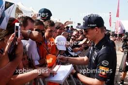 Max Verstappen (NLD) Red Bull Racing signs autographs for the fans. 24.11.2017. Formula 1 World Championship, Rd 20, Abu Dhabi Grand Prix, Yas Marina Circuit, Abu Dhabi, Practice Day.