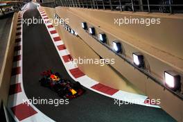 Daniel Ricciardo (AUS) Red Bull Racing RB13.                                24.11.2017. Formula 1 World Championship, Rd 20, Abu Dhabi Grand Prix, Yas Marina Circuit, Abu Dhabi, Practice Day.