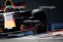 Daniel Ricciardo (AUS) Red Bull Racing RB13. 24.11.2017. Formula 1 World Championship, Rd 20, Abu Dhabi Grand Prix, Yas Marina Circuit, Abu Dhabi, Practice Day.