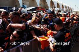 Max Verstappen (NLD) Red Bull Racing signs autographs for the fans. 24.11.2017. Formula 1 World Championship, Rd 20, Abu Dhabi Grand Prix, Yas Marina Circuit, Abu Dhabi, Practice Day.
