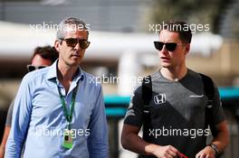 Stoffel Vandoorne (BEL) McLaren (Right) with Alessandro Alunni Bravi (ITA) Driver Manager. 24.11.2017. Formula 1 World Championship, Rd 20, Abu Dhabi Grand Prix, Yas Marina Circuit, Abu Dhabi, Practice Day.
