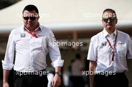 (L to R): Eric Boullier (FRA) McLaren Racing Director with Jonathan Neale (GBR) McLaren Chief Operating Officer. 24.11.2017. Formula 1 World Championship, Rd 20, Abu Dhabi Grand Prix, Yas Marina Circuit, Abu Dhabi, Practice Day.