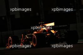 Stoffel Vandoorne (BEL) McLaren MCL32. 24.11.2017. Formula 1 World Championship, Rd 20, Abu Dhabi Grand Prix, Yas Marina Circuit, Abu Dhabi, Practice Day.