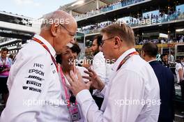 (L to R): Dr. Dieter Zetsche (GER) Daimler AG CEO with his wife Gisele Zetsc(Centre) and Mika Hakkinen (FIN) on the grid.                                26.11.2017. Formula 1 World Championship, Rd 20, Abu Dhabi Grand Prix, Yas Marina Circuit, Abu Dhabi, Race Day.