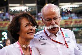 Dr. Dieter Zetsche (GER) Daimler AG CEO with his wife Gisele Zetsche on the grid.               26.11.2017. Formula 1 World Championship, Rd 20, Abu Dhabi Grand Prix, Yas Marina Circuit, Abu Dhabi, Race Day.