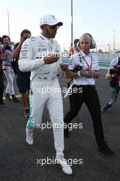 Lewis Hamilton (GBR) Mercedes AMG F1 W08. 26.11.2017. Formula 1 World Championship, Rd 20, Abu Dhabi Grand Prix, Yas Marina Circuit, Abu Dhabi, Race Day.
