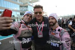 Gordon Ramsey, Chef and Force India Mechanics. 26.11.2017. Formula 1 World Championship, Rd 20, Abu Dhabi Grand Prix, Yas Marina Circuit, Abu Dhabi, Race Day.