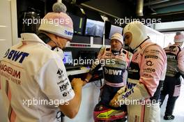 Sergio Perez (MEX) Sahara Force India F1 with Xavi Martos (ESP) Sahara Force India F1 Team Physio. 26.11.2017. Formula 1 World Championship, Rd 20, Abu Dhabi Grand Prix, Yas Marina Circuit, Abu Dhabi, Race Day.